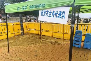 国足本场遭遇争议判罚，现场观战的足协主席宋凯感受如何？